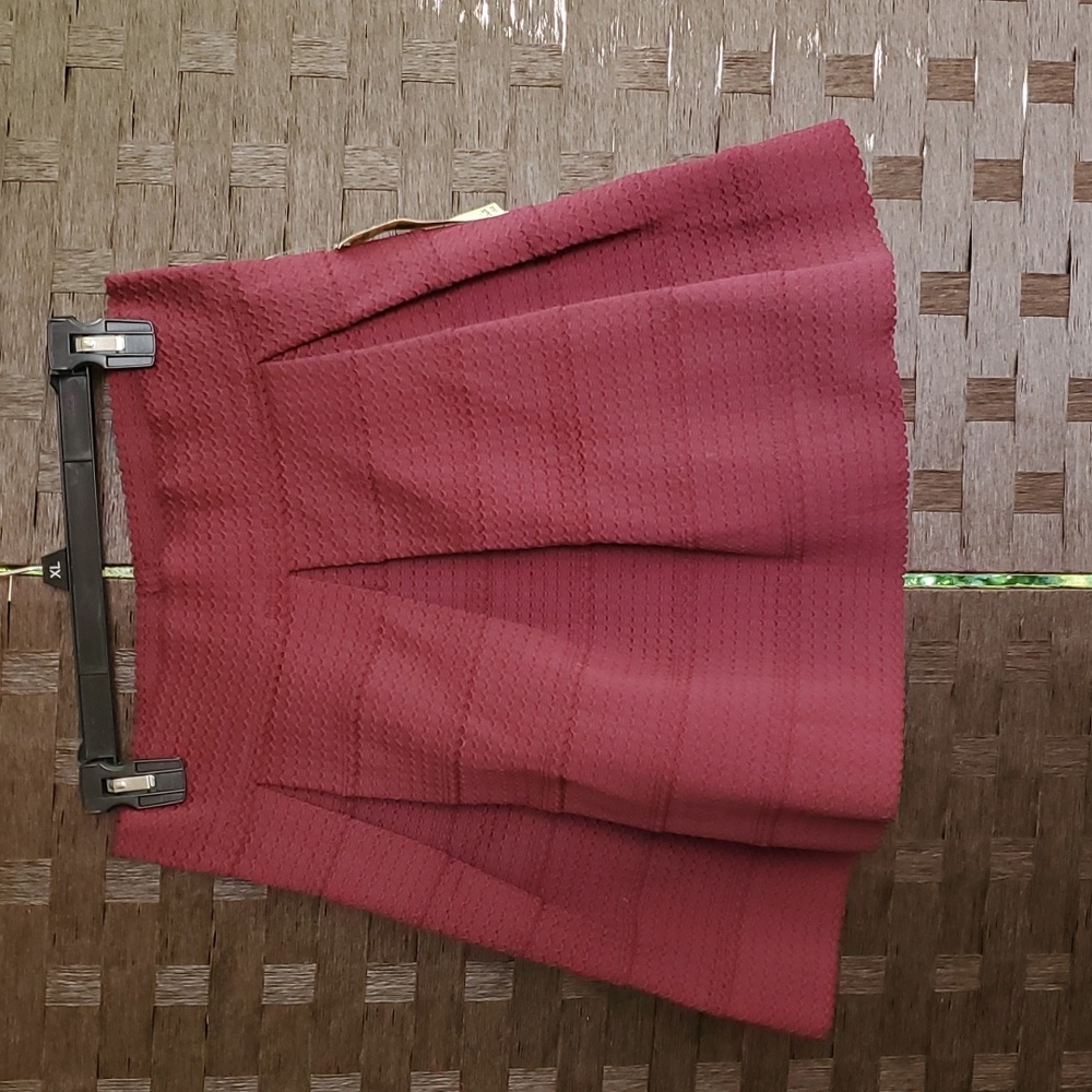 Eyeshadow Cranberry Pleated, Textures Skirt - NWT - XL